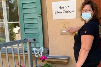 Zuschüsse helfen beim Barrieren-Abbau - Heike Bahndorf von der Physiotherapie Bahndorf & Lehnert läutet an der Eingangstür zum Hospiz "Ellen Gorlow" in Oederan - mit Hilfe des Förderprogramms "Lieblingsplätze für alle" war 2019 eine zusätzliche Klingel installiert worden. 