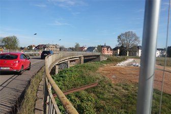 Zustand der Crossener Brücken: Ortsrat fordert Klarheit - Mühlgrabenbrücke vor Neubau - Die Mühlgrabenbrücke, unmittelbar hinter der Brücke über die Zwickauer Mulde muss durch einen Neubau ersetzt werden.