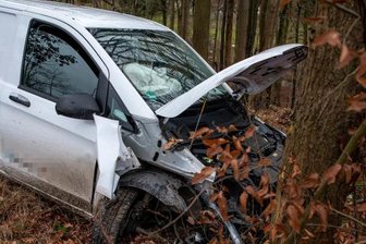 Zustellfahrzeug verunglückt bei Rochlitz -