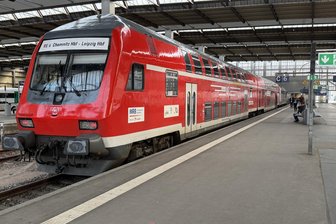 „Zustieg kann nicht garantiert werden“: Auskunft auf DB Navigator wirft Fragen auf - Dieser Doppelstockzug verfügt nur über zwei Wagen, der dritte fehlt.