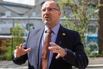 Zustrom von Flüchtlingen: Plauener Oberbürgermeister sendet Hilferuf - „Wir können nicht mehr leisten.“ Plauens OB Steffen Zenner wehrt sich gegen weitere Flüchtlingszuweisungen.