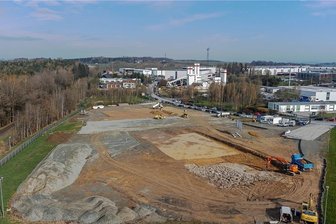 Zuwachs am Standort Treuen: Neue Produktionshalle für Goldbeck - Goldbeck erweitert den Standort im Gewerbegebiet Treuen. Die neue Halle für die Feinblechproduktion wird auf einer Fläche am Mittleren Ring errichtet, links davon verläuft die Bahnlinie Herlasgrün-Falkenstein.