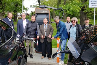 Schnell Strom tanken: Tamoil nimmt im Vogtland erste Schnellladesäulen außerhalb HEM-Tankstellen in Betrieb - Seit Mittwochmittag können Elektrofahrzeuge auf dem Auerbacher Feuerwehrplatz tanken.