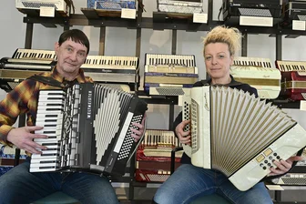 Zuwachs für Museum im Vogtland: „Monika“ ist da - Jaqueline Becher mit der raren Klub-Harmonika „Monika“ und Jürgen Hofmann mit dem Weltmeister-Akkordeon „Cordal“.