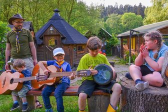 Zuwachs für Pfadfinder in der Region Reichenbach - Der neue Pfadfinderstamm Reichenbach: Singen und Musizieren in der freien Natur gehört dazu. Mit dabei: Stammgrüner Benjamin Schnabel. 