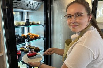 Zuwachs für Zwickaus Innenstadt-Gastronomie: Frühstück von süß bis herzhaft - Michelle Schenk am Kühlschrank mit den hausgemachten Törtchen.