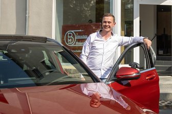 Zuwachs im Reichenbacher Fahrschulgeschäft: Diese Pläne hat der junge Betreiber - Maximilian Baumann hat sich mit 32 Jahren selbstständig gemacht. Er hat in Reichenbach eine Fahrschule eröffnet. Er sagt: „Ich will meine eigenen Ideen umsetzen.“