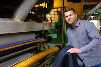 Zuwanderer überzeugt bei Firma im Vogtland als Top-Lehrling - Gehört in Sachsen zu den Top-Lehrlingen dieses Jahres: Arblind Rifati an einer Flamm-Kaschiermaschine bei C. H. Müller in Netzschkau. Bei dem Automobilzulieferer und in der Berufsschule e.o. plauen hat der Mann aus dem Kosovo in kurzer Zeit auch perfekt Deutsch sprechen gelernt.