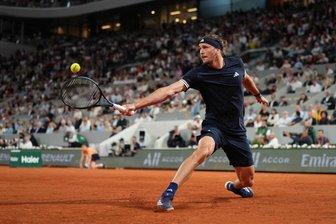 Zverev nach Sieg gegen Jungstar Jódar im Pariser Halbfinale - Alexander Zverev bei einem Rückhandschlag in der Defensive.