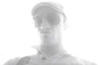 Dieser Mann hob nach Polizeiangaben im August 2013 mit einer gestohlenen EC-Karte mehrere hundert Euro an einem Geldautomaten in Zwönitz ab.