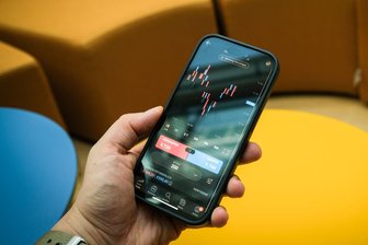 Zwanghaftes Trading via App: So können Angehörige helfen - Manche Menschen entwickeln suchtähnliches Verhalten in Bezug auf Trading-Apps.