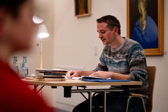 Zwangsarbeit im KZ Freiberg: Historiker berichtet von den dunkelsten Kapiteln - Der Historiker Pascal Cziborra bei seiner Lesung in Freiberg.
