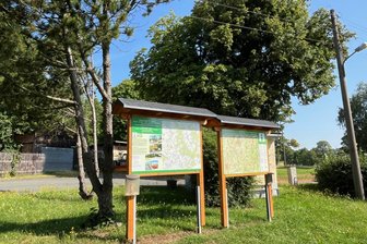 Zwangsaussiedlungen im Vogtland: Verschwundene Orte sollen sichtbar werden - An der Buswendeschleife in Pabstleithen wird im September die Tafel Schickalsorte zu den Zwangsaussiedlungen 1972 bis 1974 eingeweiht.