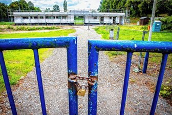 Zwangspause an der Jahnkampfbahn in Augustusburg - Abgeschlossen ist der neue Funktionsbau für die Jahnkampfbahn noch nicht. Aber zumindest wird der Rohbau winterfest gemacht.
