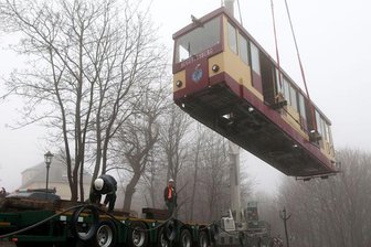 Am Dienstagvormittag wurden die Wagen auf einen Tieflader verladen.