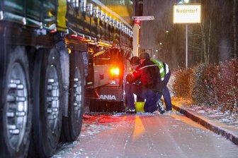Zwangspause vor der A 72: Neuschnee und Glätte schränken Verkehr im Erzgebirge ein - Ohne Schneeketten ging es in Teilen des Erzgebirges am Montagmorgen für Lkw nicht weiter.