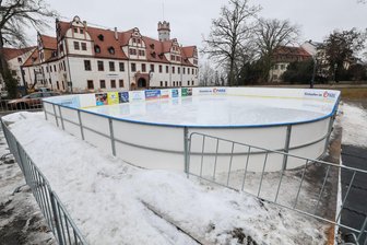 Zwangspause zum Start in die Winterferien: Eisbahn in Glauchau bleibt am Montag geschlossen - Die Eisbahn vor dem Schloss in Glauchau war am Montag geschlossen.