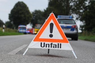 Zwangspfeil missachtet: Seniorin verursacht Verkehrsunfall im Erzgebirge - Am Donnerstagabend ereignete sich ein Unfall in Annaberg-Buchholz.