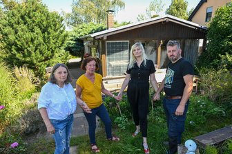 Zwangsräumung in Mühlau: Was wird aus Familie Bertholds Garten? - Sie stehen Ingrid Berthold (2.v.l.) zur Seite: Freundin Anneli Päßler (links), Sohn Ronny Berthold (rechts) und dessen Freundin Cindy Schwarzer im Garten am Anton-Günther-Weg.