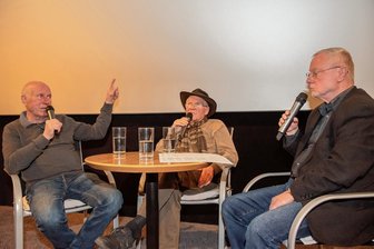 Zwangsumsiedlung an der früheren innerdeutschen Grenze: Was zwei Vogtländer einst erlebt haben - Die Brüder und Zeitzeugen Michael (links) und Wolfram Ketzel berichteten zum Abschluss der Deutsch-Deutschen Filmtage von ihrer einstigen Zwangsumsiedlung. Moderiert wurde die Veranstaltung von Gerd Naumann.