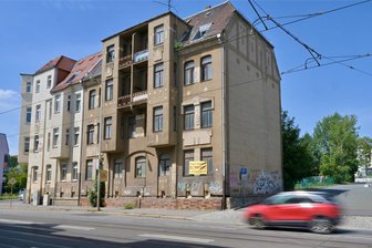 Zwangsversteigerung: Seit Jahren leer stehendes Mehrfamilienhaus in Zwickau hat einen neuen Besitzer – Renovierungsbedarf ist hoch - Das Haus Marienthaler Straße 12 hat nach der Zwangsversteigerung einen neuen Besitzer.