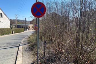Zwangsversteigerung: Wilkau-Haßlau sichert sich Grundstück und will den Gehweg verbreitern - Mit dem Kauf des Grundstückes (rechts) kann die Stadt den schmalen Gehweg verbreitern.