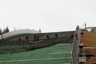 Zweckverband Vogtland-Arena: 800.000 Euro fließen in zwei Klingenthaler Schanzenstandorte - Rund 5000 Quadratmeter groß ist das Schneehaltenetz auf dem Aufsprunghang. der Vogtland-Arena.