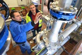 Zweckverband will Behandlung von Abwasser zentralisieren - Im Klärwerk Olbernhau-Blumenau des Abwasserzweckverbandes nahmen Elektrotechnikermeister Matthias May (links) und Abwassermeister Ulrich Helbig eine neue Anlage in Betrieb. Darin bereitet ein Hochspannungsfeld den Klärschlamm optimal auf den sich anschließenden Faulprozess vor. Der Verband will auch im nächsten Jahr in die Modernisierung der Kläranlage investieren.