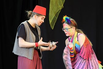 Zwei Abiturienten führen Regie: Mitteldorfer Spielfreunde bringen Aladdin auf die Bühne - Aladdin findet in der Höhle gemeinsam mit Papagei Cora (rechts) die Wunderlampe.
