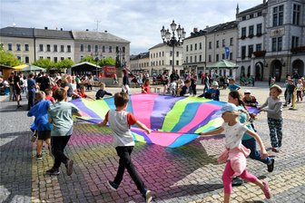 Zwei Aktionstage auf dem Markt: Oelsnitzer wollen zeigen, was sie können - Zum Start der Aktionstage „Oelsnitz 2.0 - Sperken können mehr“ stellten sich im September 2022 die Kinder der Oelsnitzer Grundschulen und der Kindertagesstätten vor, mit verschiedenen und bunten Tanzeinlagen.