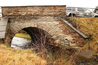 Zwei alte Gewölbebrücken in Neuensalz vor der Sanierung - Die Gemeinde Neuensalz will dieses Jahr diese alte Steinbogenbrücke in Neuensalz sanieren.