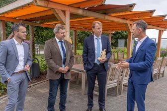 Zwei Annaberger Vereine profitieren von Spenden - Ulf Heitmüller (2. v. r.), Vorstandsvorsitzender der VNG AG, war kürzlich in Annaberg-Buchholz, um sich anzuschauen, wie die Vereine die Spenden eingesetzt haben. Außerdem im Bild (v. l.): Björn Buchhold, Volker Krämer und Stadtwerke-Geschäftsführer Kai Aschermann. 