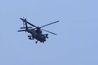 Zwei Apache-Hubschrauber der US-Army donnern übers Erzgebirge: Bundeswehr erklärt, wohin sie unterwegs waren - Dieser Schnappschuss zeigt einen der zwei US-Hubschrauber am Mittwoch über Aue.