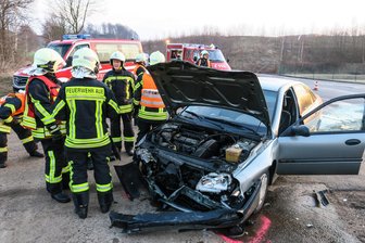 Zwei Autos auf Autobahnzubringer kollidiert - Auf dem Autobahnzubringer zwischen Alberoda und der A 72 ist es zu einem Unfall gekommen.