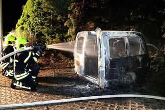 Zwei Autos brennen in Chemnitz: Brandstiftung vermutet - Die Feuerwehr musste in der Nacht zum Donnerstag insgesamt zwei brennende Fahrzeuge in Chemnitz löschen.