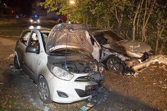 Zwei Autos brennen in Cranzahl komplett aus - Zwei Autos brannten in Cranzahl vollständig aus.