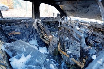 Zwei Autos durch Feuer zerstört - Polizei sucht Zeugen -
