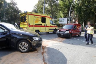 Zwei Autos fahren auf Kreuzung zusammen -