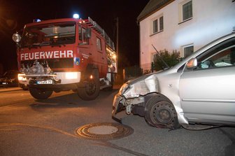 Zwei Autos kollidieren an Kreuzung - 