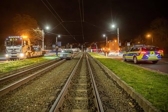 Zwei Autos landen in Plauen im Straßenbahn-Gleisbett - Gegen 17.40 Uhr landete an der Neuen Elsterbrücke ein VW im Straßenbahn-Gleisbett.
