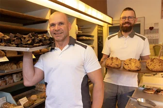 Zwei Bäcker im Erzgebirge gehören zu den beliebtesten in Sachsen - Schmeißen gemeinsam Laden und Backstube in der mehr als 100 Jahre alten Bäckerei ihres Vaters in Ehrenfriedersdorf: die Brüder Maik (links) und Andre Schulze.