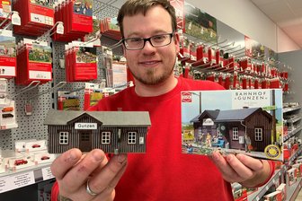 Zwei Bahnhöfe aus dem Vogtland als Modelleisenbahn-Stars - Toni Hellmich, Produktentwickler der Firma Busch Schönheide, zeigt den Bahnhof Gunzen.