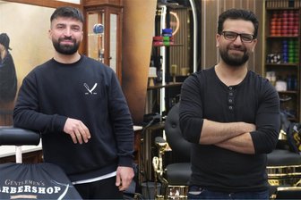 Zwei Barbershops in Aue fast nebeneinander: So läuft der Kampf um die Kunden im Erzgebirge - Hawkar Haval (l.) hat eine neue Filiale seiner Kette „Gentlemen‘s Barbershop“ in Aue aufgemacht. In der Erzgebirgsstadt führt Ali Jabbar (r.) bereits seit fünf Jahren seinen Barbierladen. Wie stehen die beiden nun zueinander?