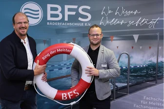 Zwei Bayern wollen im Erzgebirge Wellen schlagen: Auf Rabenberg startet neue Bäderfachschule - Alexander Boos (l.) und David Ackermann sind die beiden Chefs der neuen Bäderfachschule auf dem Rabenberg in Breitenbrunn.