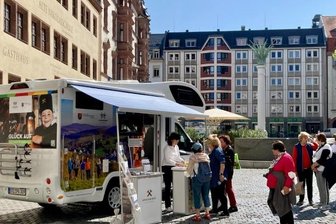 Zwei Bergstädte auf Info- und Werbetour - Auf dem Nikolaikirchhof in Leipzig machte das Werbemobil aus dem Erzgebirge am Montag Station - und fand reges Interesse. 