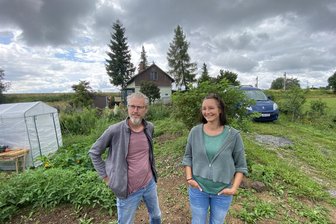 Zwei Berliner stellen im Vogtland ihr Leben auf Null: „Ich bin nicht die, die ich dachte zu sein“ - Nadine Gransee und André Bachmann am neuen Wohnort.