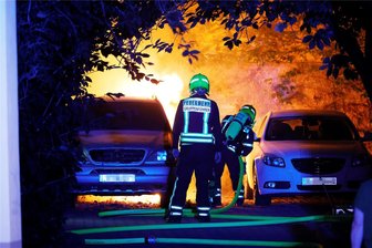 Zwei Brände auf dem Sonnenberg in Chemnitz: 40.000 Euro Sachschaden - Gegen halb elf musste die Feuerwehr einen brennenden Mercedes löschen.