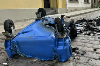 Zwei Brände in einer Nacht: Mülltonne und Fahrräder gehen in Zwickau in Flammen auf - Erneut musste die Zwickauer Wehr wegen eines Mülltonnen-Brands ausrücken.