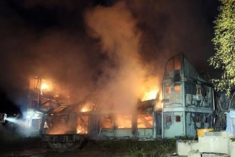 Zwei Brände in möglichen Asylunterkünften - In der Nacht von Freitag zu Samstag brannten in Dippoldiswalde abgestellte Wohncontainer.