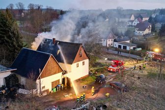 Zwei Brandstiftungen in zwei Tagen bei Mittweida: Kommt der Verdächtige wieder frei? - Am Freitag vor einer Woche brannte ein bewohntes Haus in Frankenau.